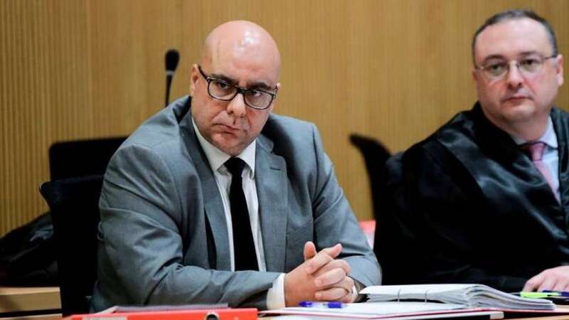 Antonio S.P., el abogado acusado de estar involucrado en este caso de macroestafa, junto al letrado Defendió a defensor ayer durante la segunda sesión del juicio (Foto C7)